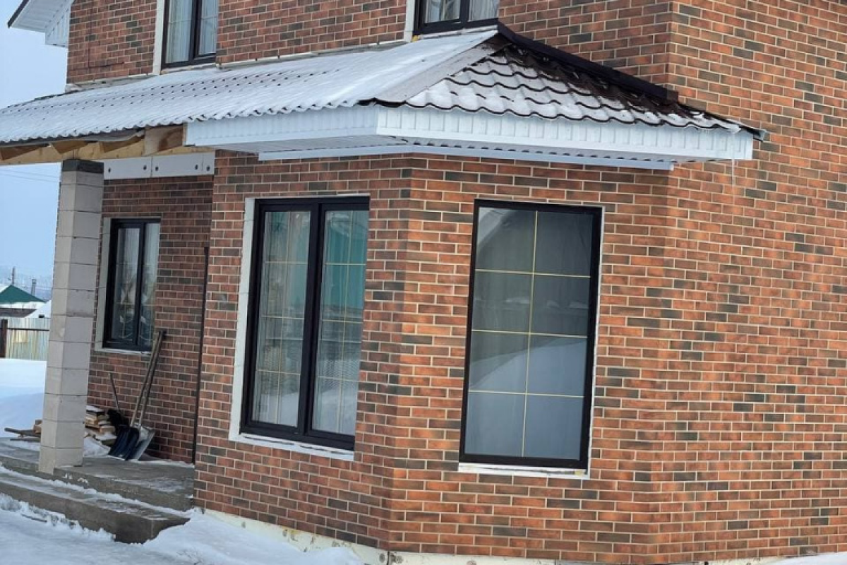 Фасад приватного будинку з термопанелей Primeberg Loft Brick Chilli — клінкерне покриття та теплоізоляція