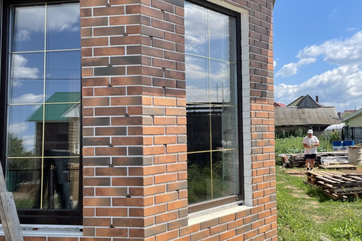 Клінкерні термопанелі Primeberg Loft Brick Chilli на фасаді будинку — сучасний вигляд та енергоефективність