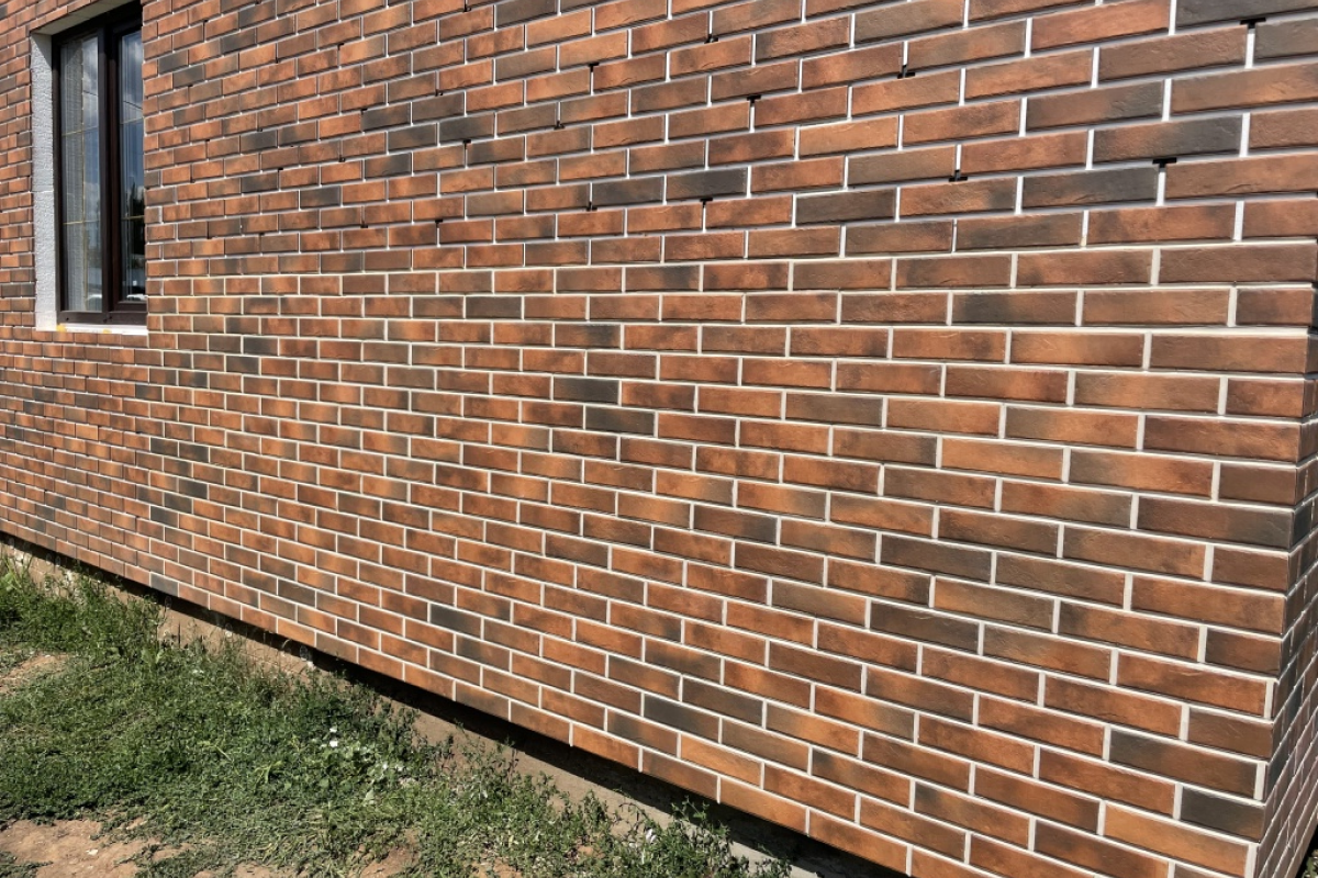 Приклад фасаду: клінкерні термопанелі Primeberg Loft Brick Chilli — акуратна геометрія та захист стін