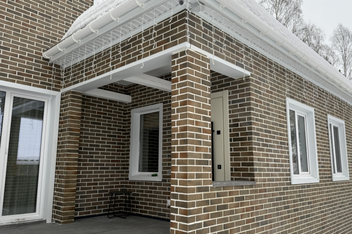 Утеплення фасаду будинку термопанелями Retro Brick Cardamom